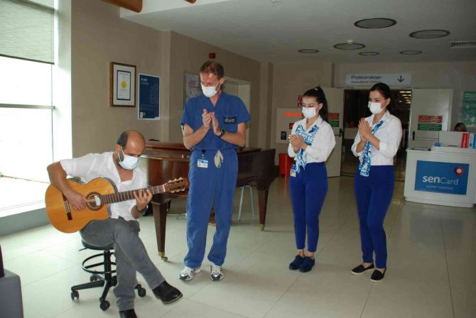 Meme Altı Bypass Ameliyatı Oldu, Gitar Çalarak Doktoruna Resital Verdi