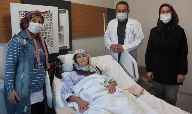 3 Aydır Yürüyemeyen Kadın Manisa’da Ayağa Kalktı