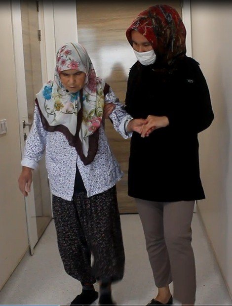 3 Aydır Yürüyemeyen Kadın Manisa’da Ayağa Kalktı