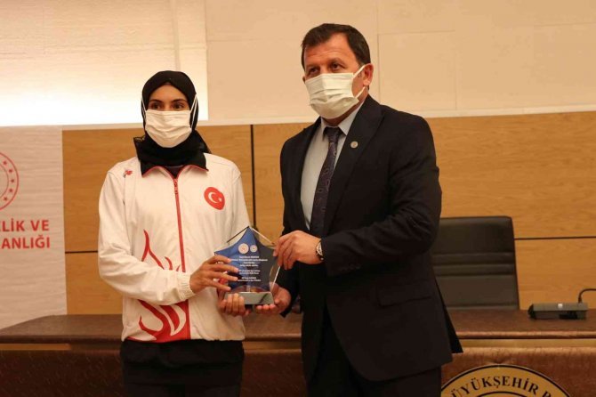 Başarılı Sporcular Ödüllendirildi