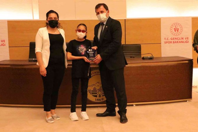 Başarılı Sporcular Ödüllendirildi