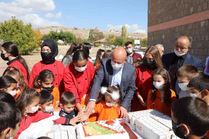 Lise Öğrencileri İlkokuldaki Miniklere Pasta Yapıp, Ebru Sanatını Öğretti
