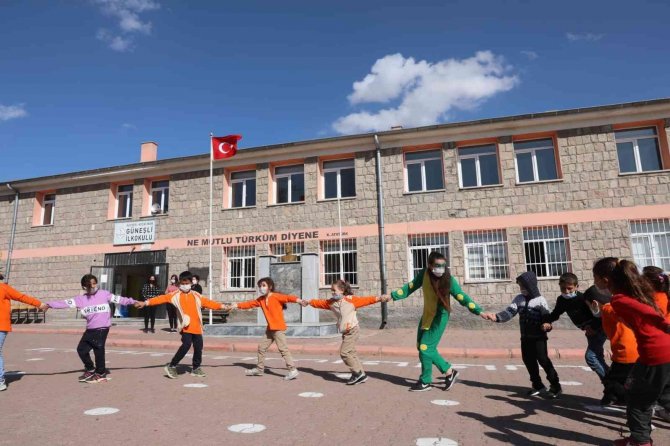 Lise Öğrencileri İlkokuldaki Miniklere Pasta Yapıp, Ebru Sanatını Öğretti