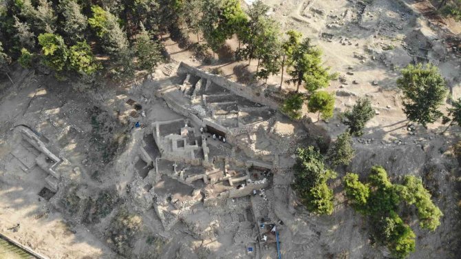 Yumuktepe Höyüğü, Bugüne Kadar 2 Binin Üzerinde Eser Verdi