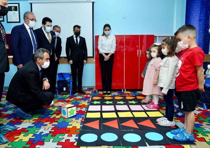 Milli Eğitim Bakanı Özer, Öğrencilerle Satranç Oynayıp Kitap Okudu