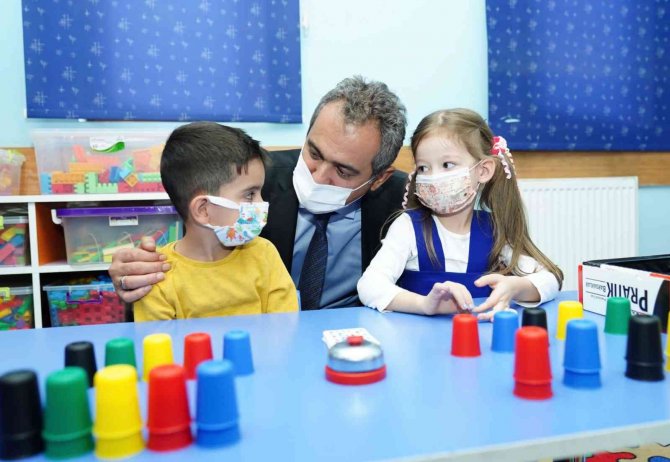 Milli Eğitim Bakanı Özer, Öğrencilerle Satranç Oynayıp Kitap Okudu