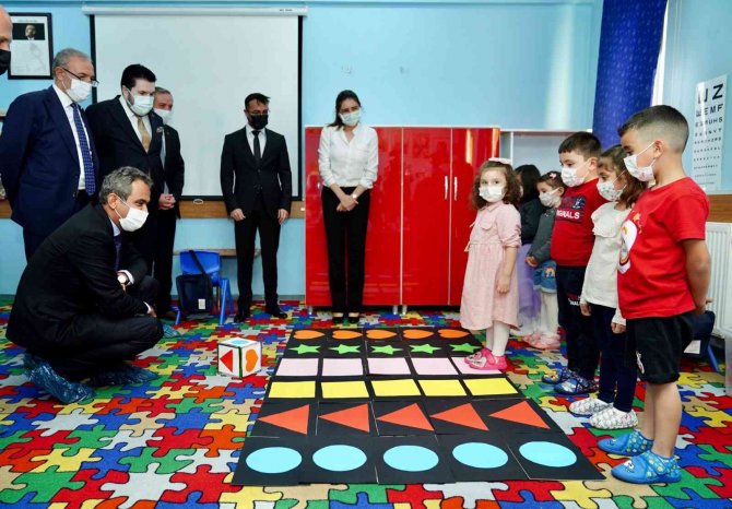 Milli Eğitim Bakanı Özer, Öğrencilerle Satranç Oynayıp Kitap Okudu