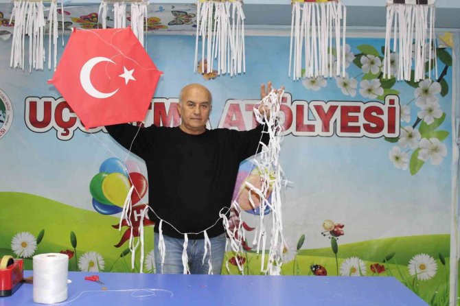 Para Kazanmak İçin Başladığı Uçurtmacılıkta Türkiye’nin İlk Müzesini Kurdu