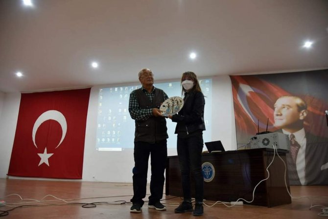 Yazar Özgünaydın Üniversite Öğrencileriyle Buluştu