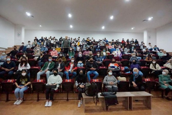 Yazar Özgünaydın Üniversite Öğrencileriyle Buluştu