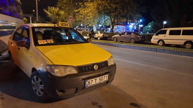 Yolun Karşısına Geçmek İsteyen Genç Kıza Taksi Çarptı