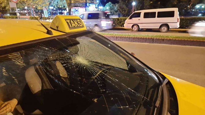 Yolun Karşısına Geçmek İsteyen Genç Kıza Taksi Çarptı