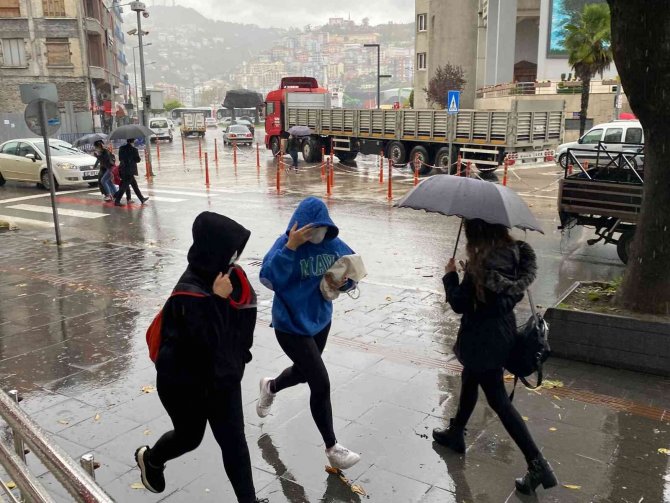 Kuvvetli Yağış Hayatı Olumsuz Etkiledi