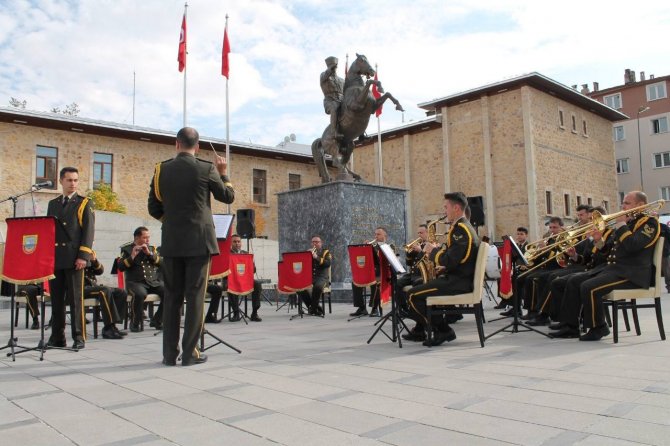 3. Ordu Komutanlığı Bando Takımı Bayburt’ta Halka Konser Verdi