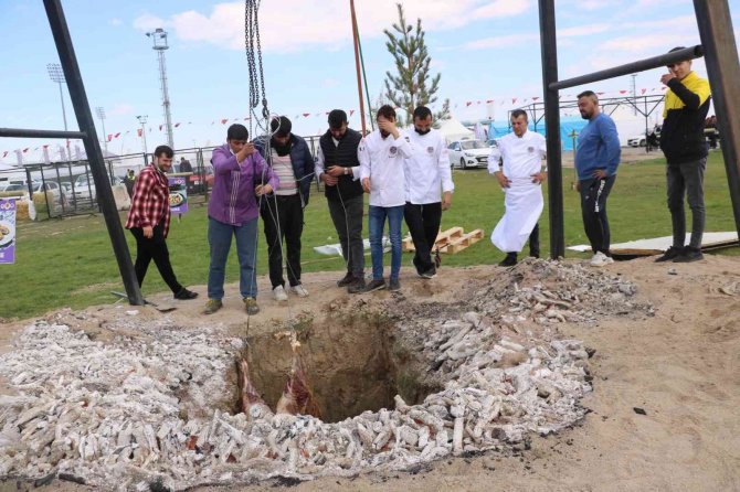 2 Tonluk Danayı Ateşte Dikey Pişirmek İsteyen Aşçılar Bu Yıl Da Danayı Çukura Düşürdü