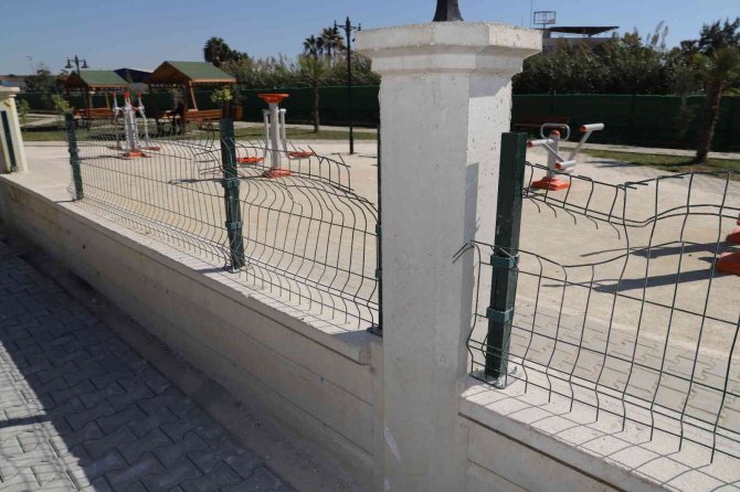 Özgürlük Mahallesinde Yapımı Devam Eden Parktaki Donatılar Tahrip Edildi