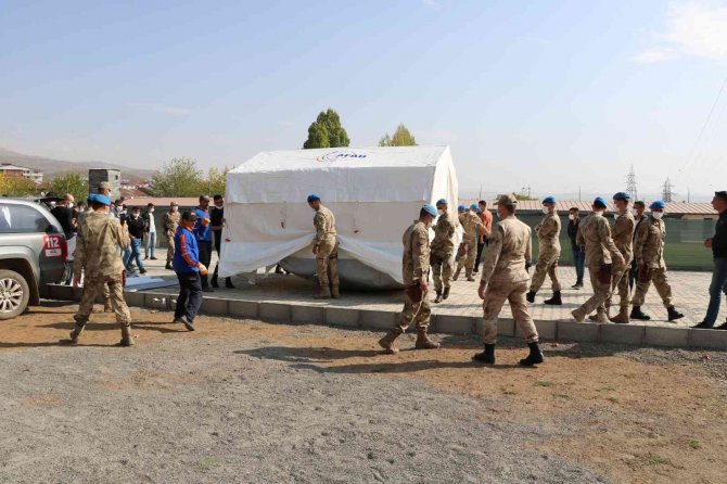 Bingöl’de 43 Jandarma Personeline Çadır Kurma Eğitimi Verildi