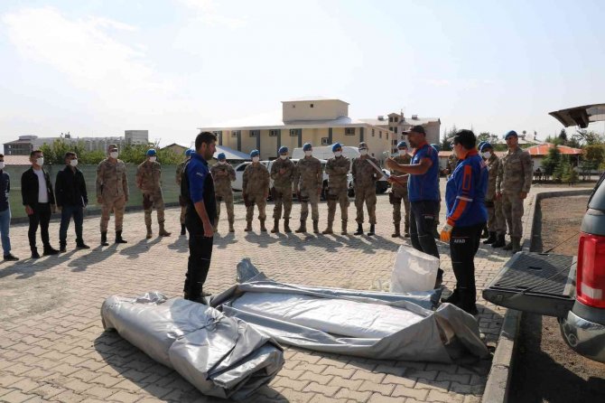 Bingöl’de 43 Jandarma Personeline Çadır Kurma Eğitimi Verildi
