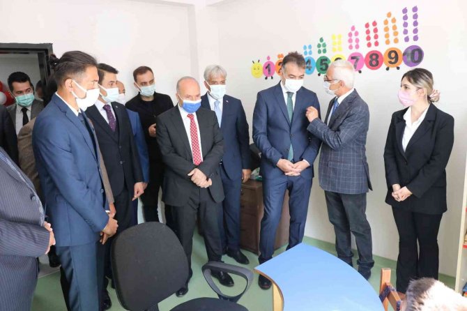 Ahlat’ta Saadet Ayber Özel Eğitim Uygulama Okulu Törenle Açıldı