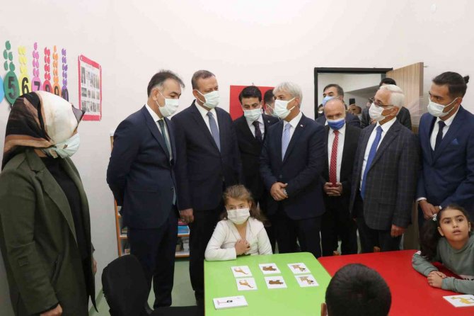 Ahlat’ta Saadet Ayber Özel Eğitim Uygulama Okulu Törenle Açıldı