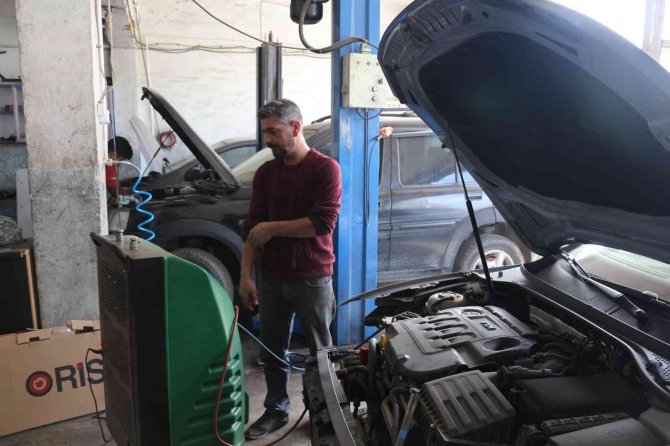 Doğuda Araç Sahiplerinin Soğukla Mücadelesi Başladı