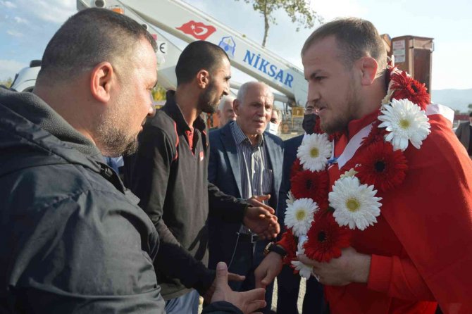 Dünya Üçüncüsü Eryılmaz, Memleketinde Coşkuyla Karşılandı