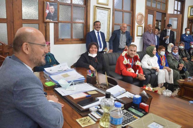 Dünya Üçüncüsü Eryılmaz, Memleketinde Coşkuyla Karşılandı