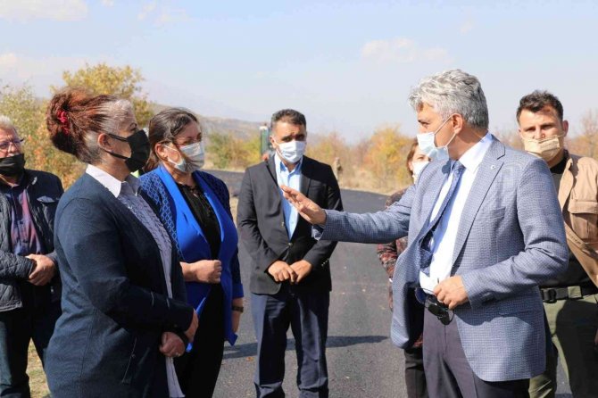 Üzümlü’de Grup Köy Yolları Kış Öncesi Asfaltlanıyor