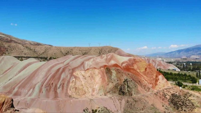 Gökkuşağı Tepelerinin Eşsiz Manzarası Görenleri Büyülüyor