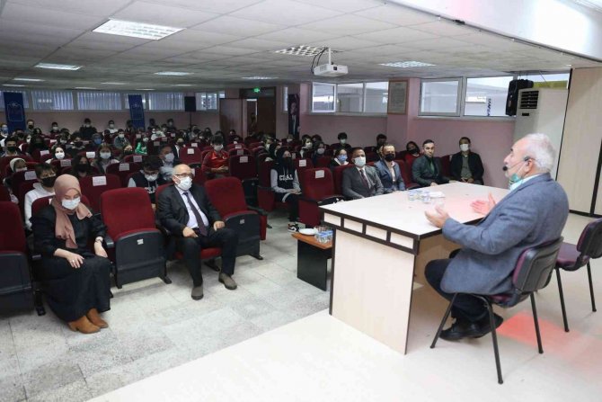 Vakkasoğlu’ndan Gençlere Tavsiye: “Akif Dede Gibi Yaşayın”