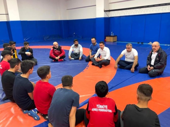 Gençlik Ve Spor Hizmetleri Genel Müdürü Baykan, Elazığ Güreşçileriyle Görüştü