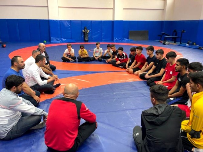 Gençlik Ve Spor Hizmetleri Genel Müdürü Baykan, Elazığ Güreşçileriyle Görüştü
