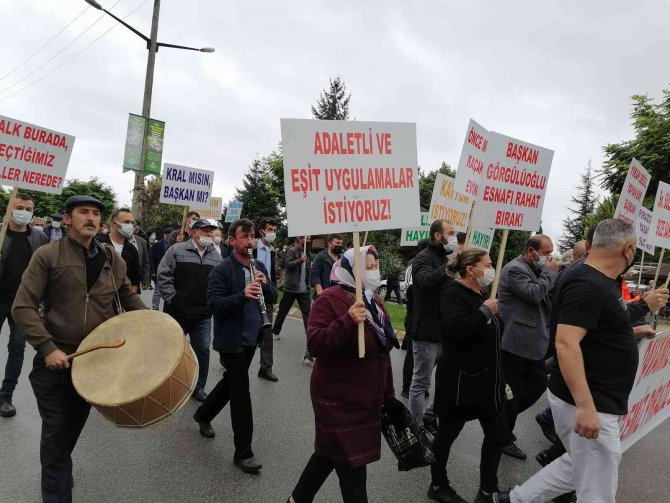 İ̇şyerleri Belediye Tarafından Haksız Yere Mühürlendiğini İddia Eden Esnaf İlçede Davullu Zurnalı Protesto Yürüyüşü Yaptı