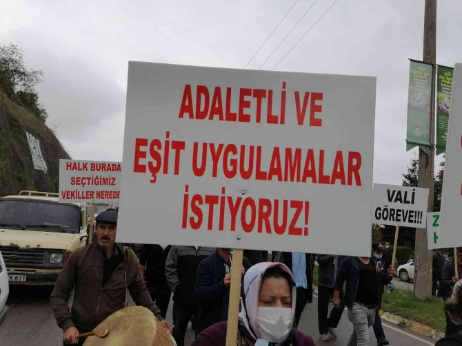 İ̇şyerleri Belediye Tarafından Haksız Yere Mühürlendiğini İddia Eden Esnaf İlçede Davullu Zurnalı Protesto Yürüyüşü Yaptı