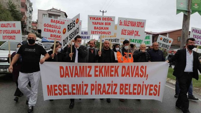 İ̇şyerleri Belediye Tarafından Haksız Yere Mühürlendiğini İddia Eden Esnaf İlçede Davullu Zurnalı Protesto Yürüyüşü Yaptı