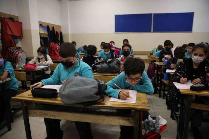 Güngören’de Eğitim Gören Öğrencilere 90 Bin Ücretsiz Deneme Sınavı