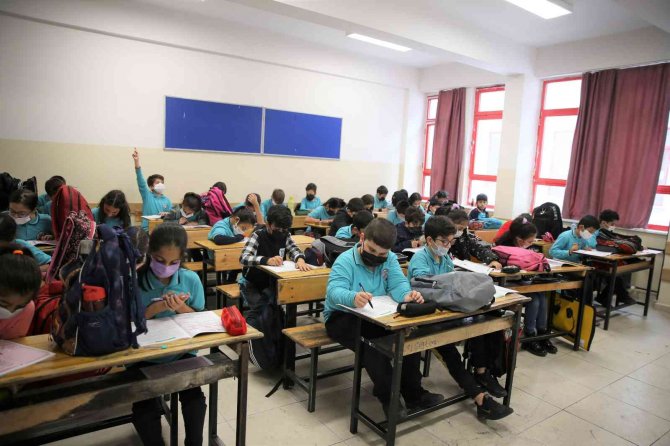 Güngören’de Eğitim Gören Öğrencilere 90 Bin Ücretsiz Deneme Sınavı
