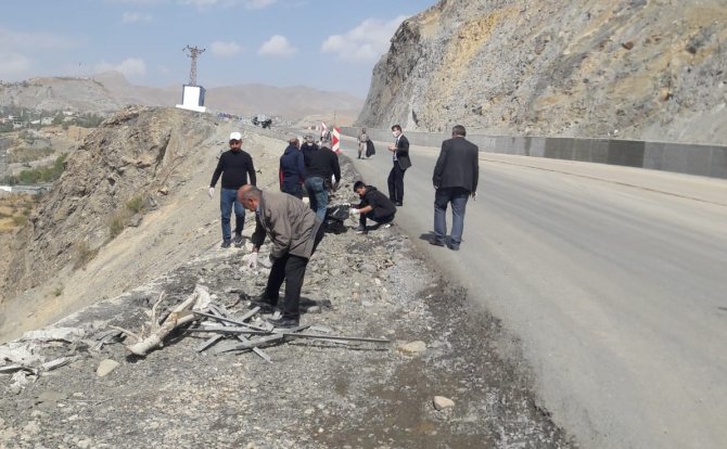 Hakkari-van Karayolu Çöplerden Temizlendi