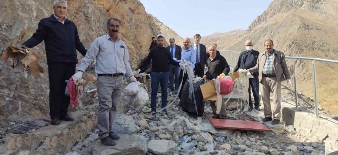 Hakkari-van Karayolu Çöplerden Temizlendi