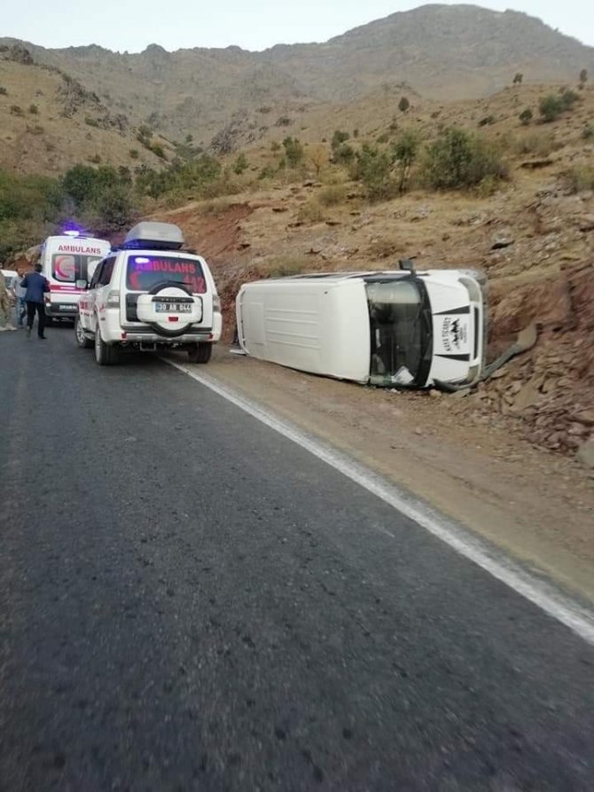 Derecik’te Trafik Kazası: 5 Yaralı