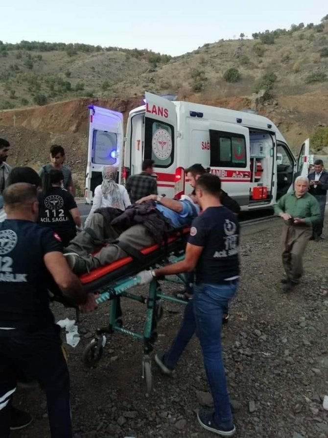 Derecik’te Trafik Kazası: 5 Yaralı