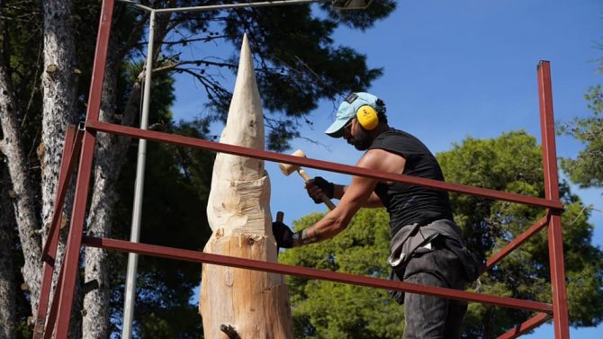 Çeşme’de Ömrünü Tamamlamış Ağaçlar Sanat Eserine Dönüşüyor
