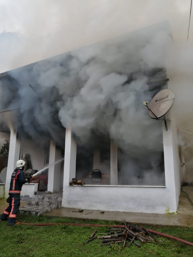 Yaşlı Adamı Alevlerin Arasından İtfaiye Aldı