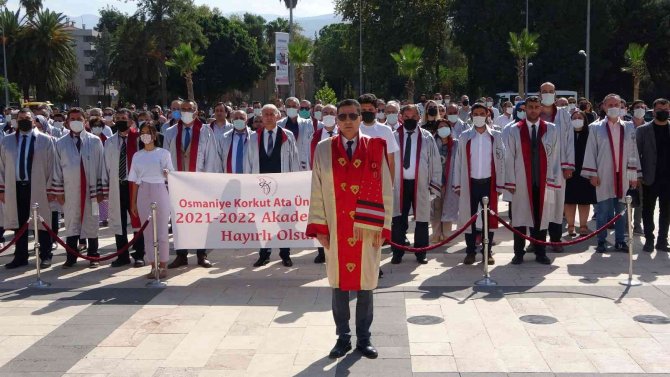 Akademisyenler Cübbeleriyle Yürüdü