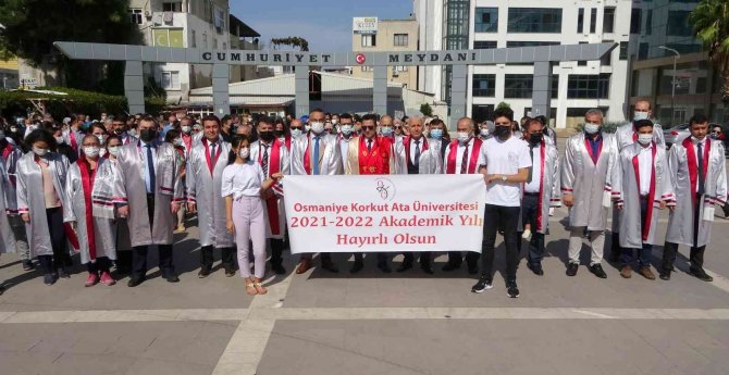 Akademisyenler Cübbeleriyle Yürüdü