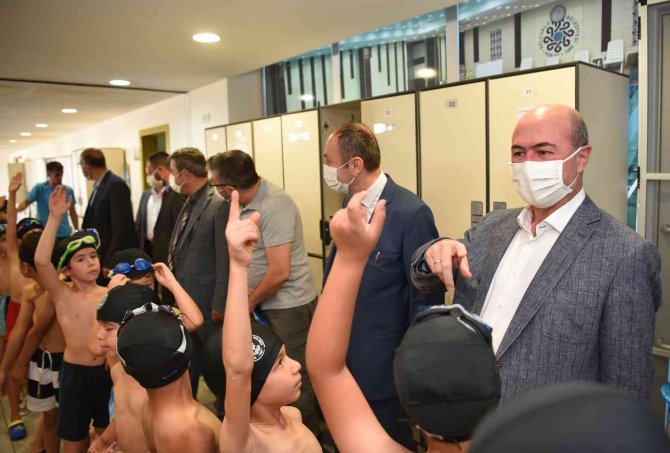 Selçuklu’da Üçüncü Sınıf Öğrenciler Yüzme Öğreniyor