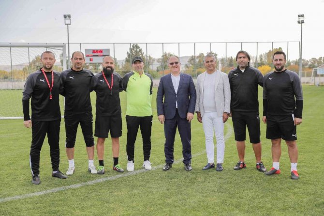 Belediye Başkanı Bilgin’den Lider Takıma Baklava Dopingi