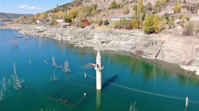 Sulara Gömülen Köy 12 Yıl Sonra Ortaya Çıktı