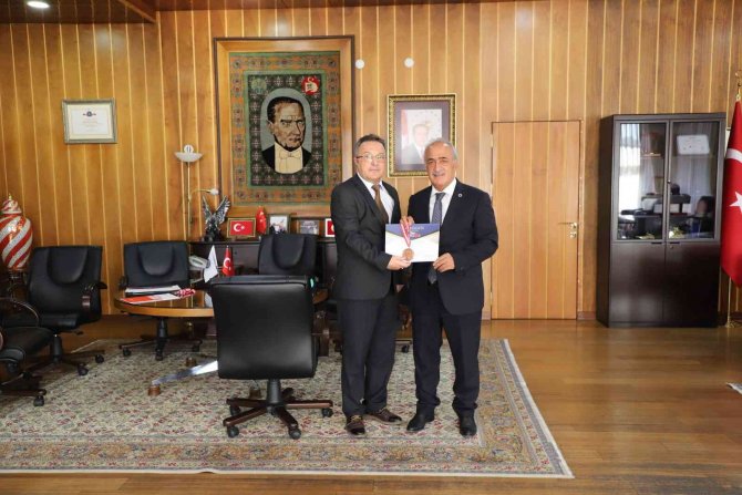 Isıf’21 Heyeti Başarılarını Rektör Çomaklı İle Paylaştı