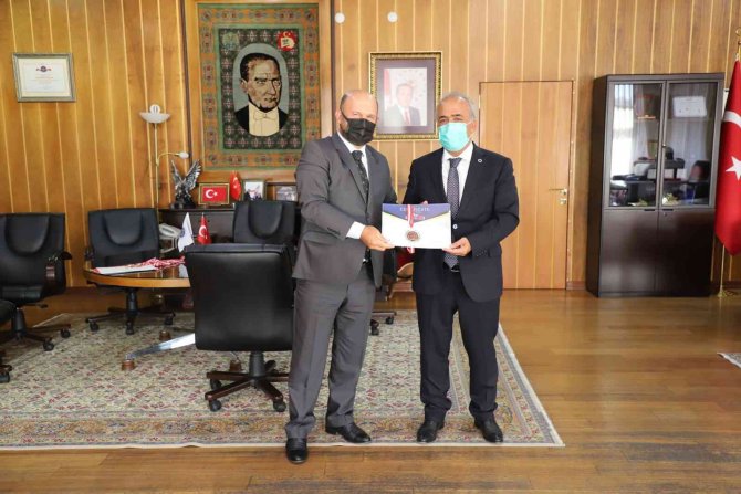 Isıf’21 Heyeti Başarılarını Rektör Çomaklı İle Paylaştı